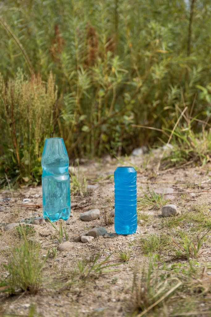 water vand bottle plastic gravel pit nature 